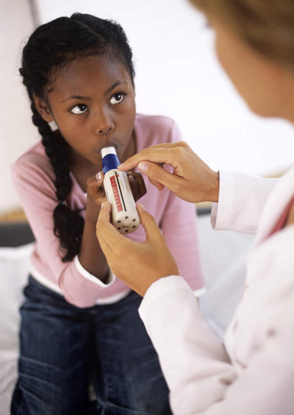 西方人,儿童,两个人,医生,病人,竖图,俯视,室内,白天,纯洁,欧洲,欧洲人,握,器材,拿,拿着,注视,相视,小孩,观察,看,医护人员,医疗人员,面对面,器械,可爱,童年,童趣,握着,观看,对视,察看,关注,医疗器械,相对,医疗器材,童真,烂漫,无邪,相看,天真,女孩,女人,女性,中年女性,白种人,大夫,患者,就医者,半身,彩图,高角度拍摄,女生