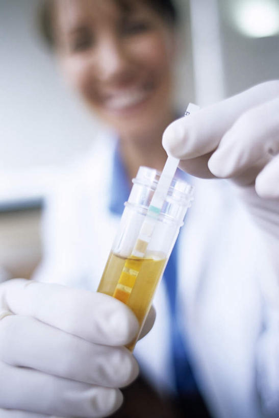 西方人,一个人,医生,举,笑,微笑,露齿笑,竖图,室内,特写,白天,正面,安全,实验,仪器,杯子,欧洲,欧洲人,仅一个年轻女性,仅一个女性,仅一个人,握,朦胧,模糊,研究,透明,分析,化学,测试,试管,防护,拿,拿着,注视,玻璃制品,一个,玻璃瓶,瓶子,手套,观察,看,托,医护人员,医疗人员,器皿,握着,单个,观看,保护,察看,尿,白大褂,关注,保险,计量,验孕,尿液,玻璃仪器,试验耗材,实验用品,保全,周全,安稳,安定,测孕,平安,年轻女性,女人,女性,白种人,大夫,玻璃杯,举起,举手,举着,向上举,向上伸,向上托,半身,彩图,测孕纸,验孕卡,验孕试纸,验孕条