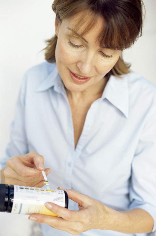 西方人,一个人,医生,笑,微笑,露齿笑,竖图,室内,白天,白色背景,正面,欧洲,欧洲人,仅一个年轻女性,仅一个女性,仅一个人,握,桶,拿,拿着,注视,一个,容器,观察,看,医护人员,医疗人员,握着,摄影,影棚,单个,观看,储藏,察看,储存,关注,验孕,测孕,年轻女性,女人,女性,白种人,大夫,半身,彩图,影棚拍摄,拍摄,测孕纸,验孕卡,验孕试纸,验孕条,贮存