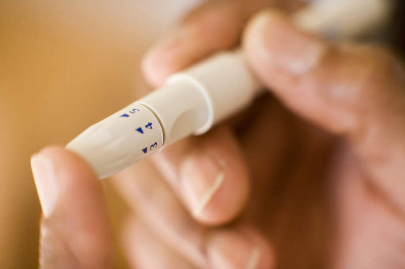 西方人,手,一个人,站,横图,室内,特写,白天,正面,欧洲,欧洲人,双手,仅一个年轻女性,仅一个女性,仅一个人,检查,朦胧,模糊,测试,站着,手部,年轻女性,女人,女性,白种人,站立,半身,彩图