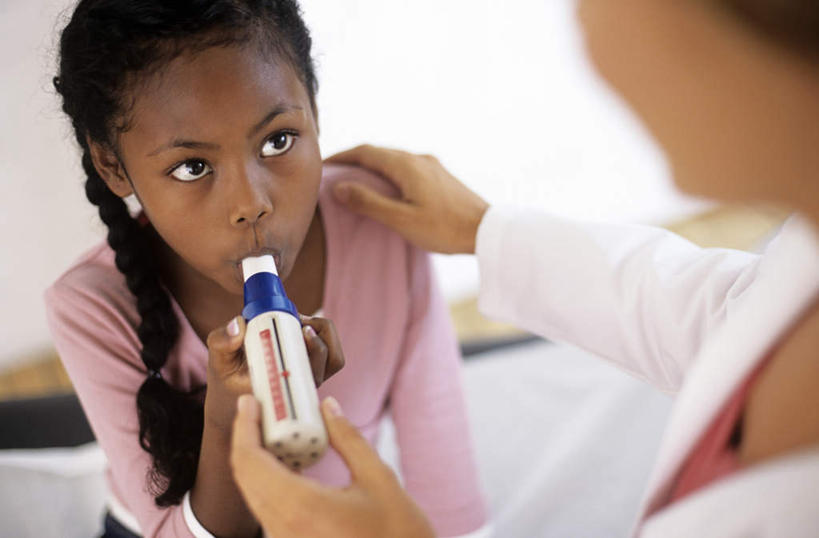 西方人,儿童,两个人,医生,病人,医院,坐,横图,室内,白天,正面,纯洁,欧洲,非洲,黑人,欧洲人,握,服装,检查,拿,拿着,注视,休闲装,小孩,衣服,黑色,看,医护人员,医疗人员,休闲,休闲服,可爱,童年,童趣,握着,服饰,白大褂,关注,医疗器械,童真,烂漫,无邪,医疗机构,肺功能测试,天真,年轻女性,女孩,女人,女性,非洲人,孩子,长发,大夫,患者,就医者,抬头,仰头,坐着,半身,彩图,病院,诊所,女生