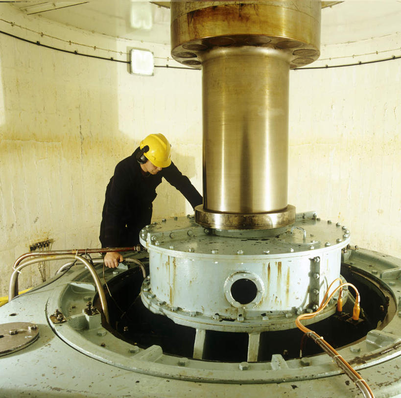 西方人,一个人,机修工,工厂,站,横图,室内,白天,正面,帽子,欧洲,欧洲人,仅一个男性,仅一个人,头盔,墙,注视,墙壁,墙面,工人,仅一个年轻男性,安全帽,低头,观察,看,站着,发电站,观看,工场,燃料,资源,察看,关注,男人,男性,年轻男性,白种人,机械师,机修工人,站立,彩图,全身