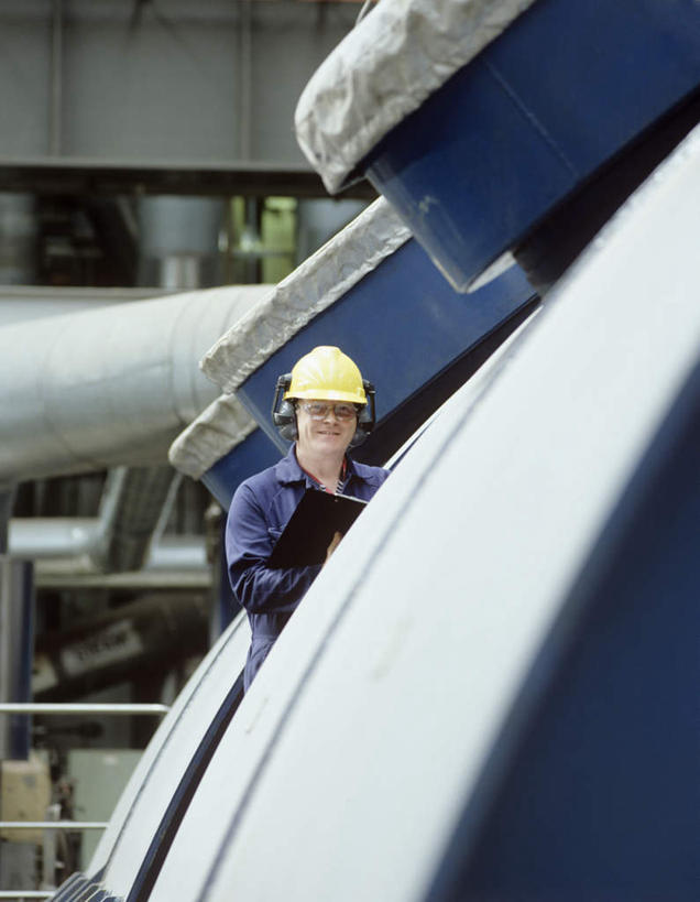 西方人,一个人,机修工,工厂,栏杆,站,笑,微笑,竖图,室内,白天,正面,工作服,制服,安全,帽子,欧洲,欧洲人,仅一个男性,仅一个人,头盔,眼镜,围栏,防护,注视,护栏,工人,仅一个年轻男性,安全帽,观察,看,站着,发电站,观看,护目镜,保护,工场,察看,关注,保险,保全,周全,安稳,安定,安全防护眼镜,工作制服,平安,男人,男性,年轻男性,白种人,机械师,机修工人,站立,半身,彩图,工作套服,防护眼镜