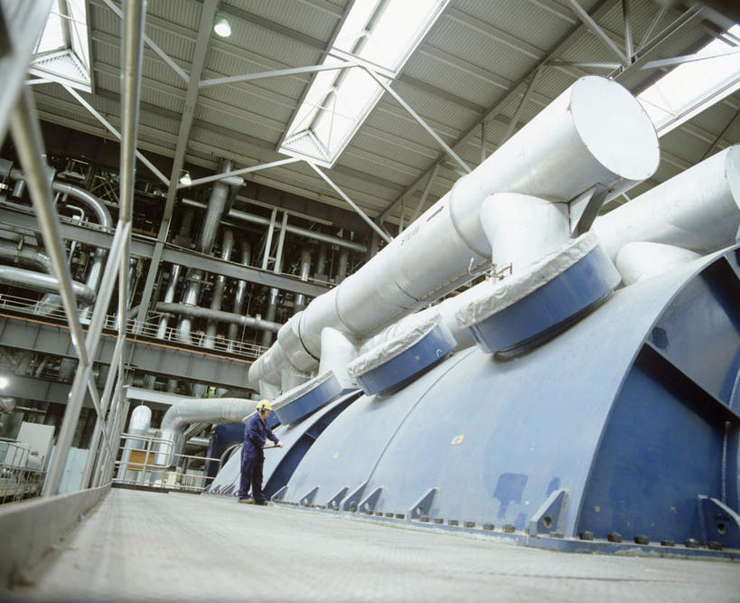 西方人,一个人,机修工,工厂,栏杆,站,笑,说,微笑,竖图,室内,白天,仰视,工作服,制服,通讯,安全,帽子,欧洲,欧洲人,仅一个男性,仅一个人,握,头盔,眼镜,围栏,防护,拿,移动,拿着,注视,通讯设备,护栏,工人,仅一个年轻男性,安全帽,观察,看,站着,发电站,握着,通信,观看,护目镜,保护,对讲机,工场,察看,关注,保险,保全,周全,安稳,安定,安全防护眼镜,工作制服,交流,平安,男人,男性,年轻男性,白种人,机械师,机修工人,沟通,讲话,交谈,说话,谈话,通话,站立,彩图,低角度拍摄,全身,工作套服,防护眼镜