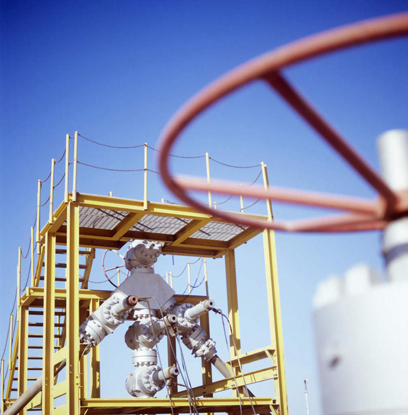 无人,工厂,栏杆,竖图,室外,白天,正面,石油,机器,沙漠,楼梯,阴影,环保,光线,扶手,影子,阶梯,围栏,护栏,台阶,蓝色,蓝天,天空,阳光,天,机械,能源,晴朗,工场,回收,阀门,资源,利用,低碳,循环,万里无云,持续,煤油,大漠,砂漠,晴空,晴空万里,彩图