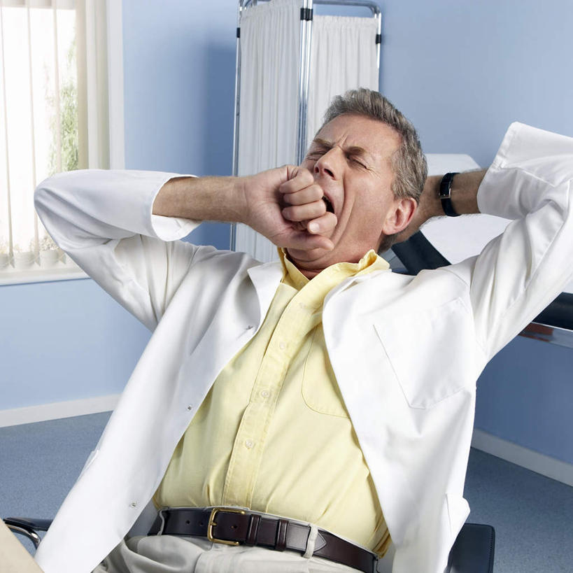 西方人,一个人,医生,坐,躺,闭眼,竖图,室内,白天,正面,植物,窗户,落地窗,屏风,椅子,欧洲,欧洲人,仅一个男性,仅一个人,仅一个中年男性,阴影,时间,光线,时钟,手表,影子,墙,计时,腰带,玻璃窗,墙壁,墙面,树,树木,绿色,自然,会议椅,钟表,医护人员,医疗人员,表,生长,成长,皮带,办公椅,腕表,哈欠,白大褂,配饰,商务椅,培训椅,裤带,卧着,男人,男性,中年男性,白种人,大夫,钟,闭眼睛,闭着眼,闭着眼睛,躺着,卧,坐着,半身,彩图