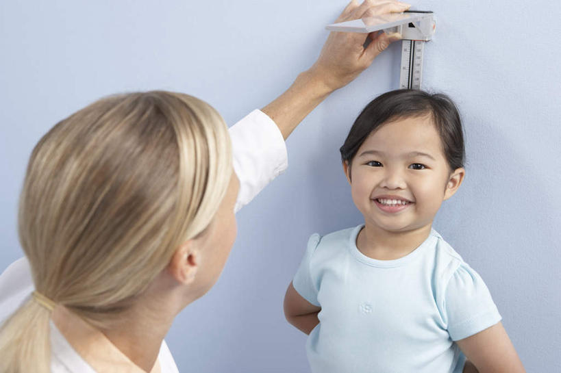 西方人,儿童,背部,两个人,医生,站,蹲,笑,微笑,露齿笑,横图,室内,白天,正面,纯洁,欧洲,欧洲人,握,阴影,服装,光线,测量,影子,刻度,墙,拿,拿着,注视,休闲装,墙壁,墙面,小孩,衣服,尺,观察,看,站着,医护人员,医疗人员,休闲,休闲服,可爱,童年,童趣,握着,服饰,观看,测量工具,尺子,察看,衡量,关注,童真,烂漫,无邪,量具,量仪,标度,身高标尺,天真,女孩,女人,女性,中年女性,白种人,大夫,蹲着,站立,半身,彩图,女生