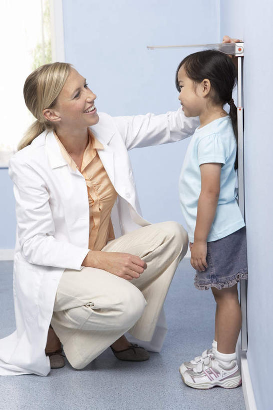 西方人,儿童,两个人,医生,站,蹲,笑,微笑,露齿笑,竖图,室内,白天,侧面,纯洁,植物,窗户,落地窗,欧洲,欧洲人,握,阴影,服装,光线,测量,影子,刻度,墙,拿,拿着,注视,休闲装,玻璃窗,相视,墙壁,墙面,树,树木,小孩,衣服,绿色,自然,尺,观察,看,站着,医护人员,医疗人员,休闲,面对面,休闲服,可爱,童年,童趣,握着,服饰,生长,成长,观看,测量工具,对视,尺子,察看,衡量,关注,相对,童真,烂漫,无邪,相看,量具,量仪,标度,身高标尺,天真,女孩,女人,女性,中年女性,白种人,大夫,蹲着,站立,彩图,全身,女生