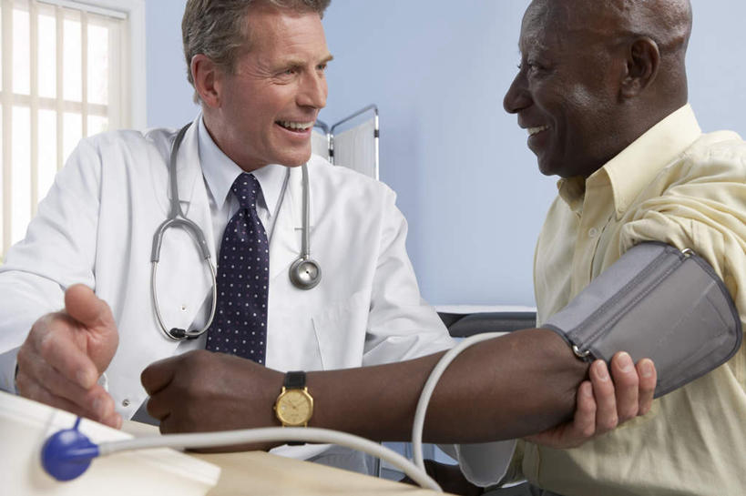 西方人,两个人,医生,说,横图,室内,白天,正面,衬衫,西装,讨论,植物,窗户,落地窗,欧洲,非洲,黑人,欧洲人,握,阴影,套装,服装,正装,时间,光线,器材,时钟,手表,影子,墙,领带,拿,计时,拿着,注视,休闲装,职业装,玻璃窗,相视,墙壁,墙面,树,树木,衣服,绿色,自然,听诊器,钟表,观察,看,医护人员,医疗人员,休闲,面对面,休闲服,器械,表,握着,服饰,生长,成长,观看,对视,腕表,察看,医疗设备,白大褂,关注,医疗器械,相对,医疗工具,相看,测压仪,检测工具,交流,老年男性,男人,男性,白种人,非洲人,大夫,钟,沟通,讲话,交谈,商讨,说话,谈话,半身,彩图,衬衣