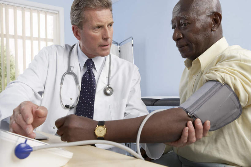 西方人,两个人,医生,说,横图,室内,白天,正面,衬衫,西装,讨论,植物,窗户,落地窗,欧洲,非洲,黑人,欧洲人,握,阴影,套装,服装,正装,时间,光线,器材,时钟,手表,影子,墙,领带,拿,计时,拿着,注视,休闲装,职业装,玻璃窗,相视,墙壁,墙面,树,树木,衣服,绿色,自然,听诊器,钟表,观察,看,医护人员,医疗人员,休闲,面对面,休闲服,器械,表,握着,服饰,生长,成长,观看,对视,腕表,察看,医疗设备,白大褂,关注,医疗器械,相对,医疗工具,相看,测压仪,检测工具,交流,老年男性,男人,男性,白种人,非洲人,大夫,钟,沟通,讲话,交谈,商讨,说话,谈话,半身,彩图,衬衣