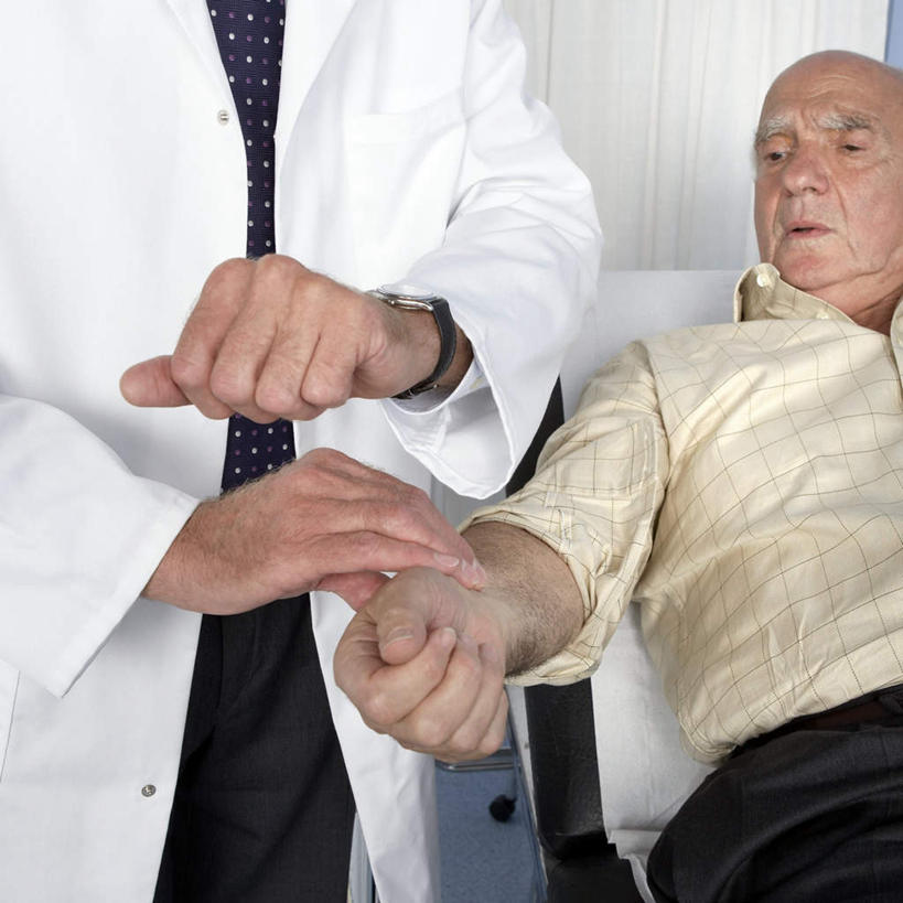 西方人,两个人,医生,站,躺,竖图,室内,白天,正面,床,欧洲,欧洲人,握,阴影,服装,时间,光线,时钟,手表,影子,墙,床单,拿,计时,拿着,注视,休闲装,被子,墙壁,墙面,衣服,钟表,观察,看,站着,医护人员,医疗人员,休闲,休闲服,表,握着,服饰,单人床,观看,腕表,察看,被单,白大褂,关注,把脉,切脉,评脉,卧着,老年男性,男人,男性,白种人,大夫,钟,躺着,卧,站立,半身,彩图