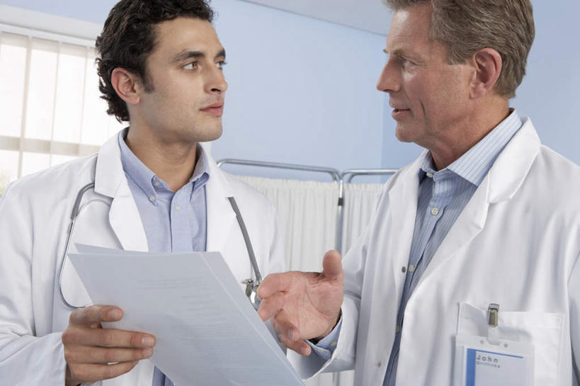 西方人,两个人,医生,站,说,横图,室内,白天,正面,讨论,植物,窗户,落地窗,屏风,欧洲,欧洲人,握,墙,拿,拿着,注视,玻璃窗,墙壁,墙面,树,树木,绿色,自然,工作证,听诊器,观察,记录,看,站着,医护人员,医疗人员,握着,生长,成长,观看,察看,医疗设备,白大褂,关注,医疗器械,医疗工具,记载,记实,纪录,检测工具,交流,老年男性,男人,男性,年轻男性,白种人,大夫,沟通,讲话,交谈,商讨,说话,谈话,站立,半身,彩图