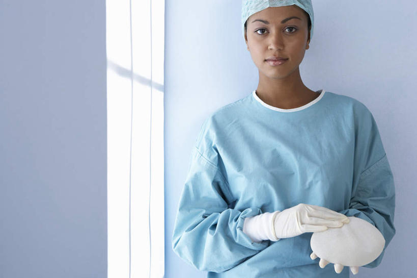 西方人,一个人,医生,站,横图,室内,白天,正面,制服,窗户,落地窗,欧洲,非洲,黑人,欧洲人,仅一个年轻女性,仅一个女性,仅一个人,阴影,服装,光线,影子,墙,注视,玻璃窗,墙壁,墙面,手套,观察,看,靠,靠着,站着,医护人员,医疗人员,护士服,橡胶,服饰,观看,察看,关注,橡胶手套,橡胶制品,医用手套,年轻女性,女人,女性,非洲人,大夫,站立,半身,彩图