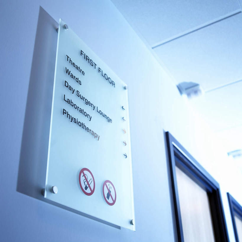 无人,医院,竖图,室内,特写,白天,仰视,屏风,照明,阴影,光线,影子,墙,灯光,顶灯,墙壁,墙面,灯,白板,灯具,工作表,照亮,病房,照明设备,记录板,记事板,医疗机构,彩图,低角度拍摄,病院,诊所