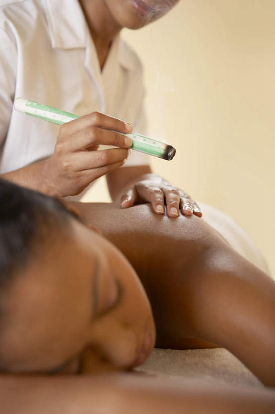 西方人,两个人,站,躺,闭眼,竖图,室内,白天,正面,植物,欧洲,欧洲人,握,阴影,光线,影子,墙,黄草,草药,药草,拿,拿着,中药,墙壁,墙面,阳光,站着,握着,艾草,药材,中草药,中药材,本草,艾蒿,艾绒,遏草,灸草,香艾,医草,年轻女性,女人,女性,白种人,闭眼睛,闭着眼,闭着眼睛,躺着,站立,半身,彩图