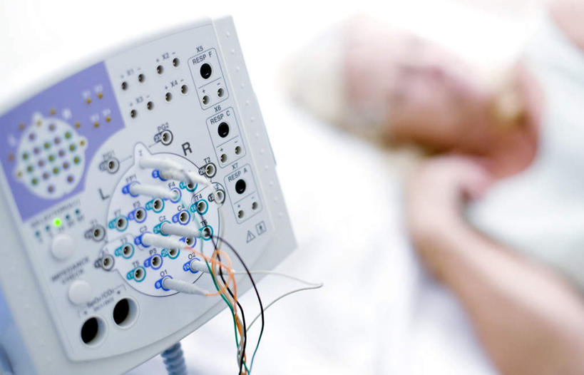 西方人,一个人,病人,医院,躺,闭眼,睡,横图,俯视,室内,白天,仪器,床,欧洲,欧洲人,仅一个女性,仅一个人,朦胧,模糊,床单,设备,被子,病床,仅一个中年女性,被单,医疗器械,装备,医疗机构,配备,卧着,女人,女性,中年女性,白种人,患者,就医者,闭眼睛,闭着眼,闭着眼睛,困,困觉,寝息,睡觉,躺着,卧,半身,彩图,高角度拍摄,病院,诊所