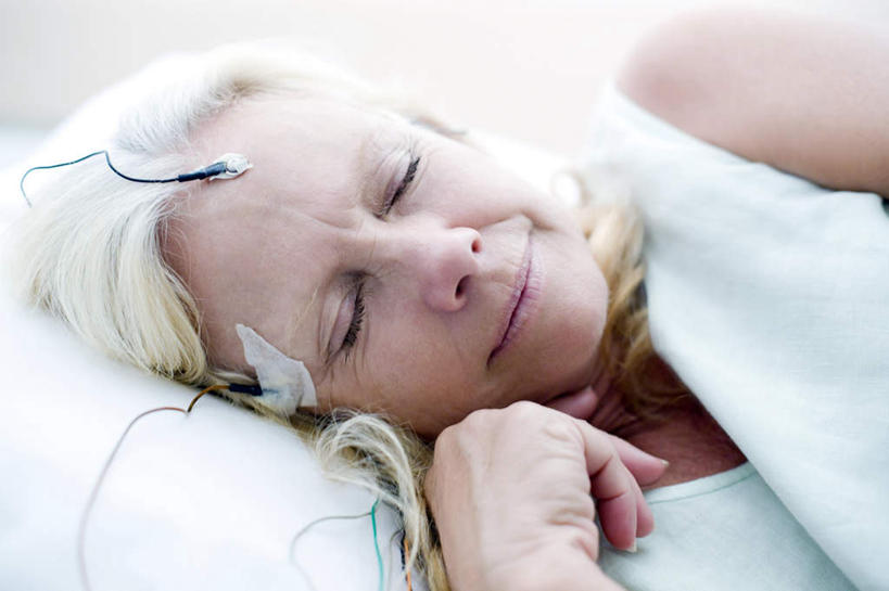 西方人,一个人,病人,医院,躺,闭眼,睡,横图,俯视,室内,特写,白天,仪器,床,欧洲,欧洲人,仅一个女性,仅一个人,朦胧,模糊,床单,设备,被子,病床,仅一个中年女性,被单,医疗器械,装备,医疗机构,配备,卧着,女人,女性,中年女性,白种人,患者,就医者,闭眼睛,闭着眼,闭着眼睛,困,困觉,寝息,睡觉,躺着,卧,半身,彩图,高角度拍摄,病院,诊所