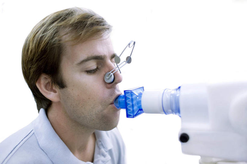 西方人,脸,头,脸颊,一个人,病人,医院,坐,横图,室内,特写,白天,侧面,仪器,欧洲,欧洲人,仅一个男性,仅一个人,测试,墙,注视,肩膀,墙壁,墙面,仅一个年轻男性,观察,看,观看,察看,关注,医疗器械,医疗机构,肺功能测试,男人,男性,年轻男性,白种人,头部,脸部,脸蛋,面部,患者,就医者,坐着,半身,彩图,病院,诊所