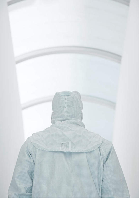 西方人,一个人,站,竖图,室内,白天,仰视,工作服,制服,安全,天花板,欧洲,欧洲人,仅一个男性,仅一个人,墙,走道,走廊,过道,防护,墙壁,墙面,仅一个年轻男性,站着,保护,保险,保全,周全,安稳,安定,工作制服,平安,男人,男性,年轻男性,白种人,站立,半身,彩图,低角度拍摄,工作套服,辐射防护服
