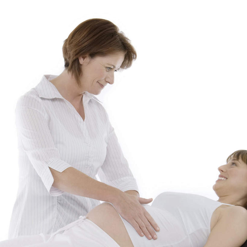 西方人,孕妇,腹部,两个人,医生,站,躺,笑,摸,微笑,露齿笑,方图,室内,白天,白色背景,侧面,床,欧洲,欧洲人,抚摸,服装,注视,吊带衫,休闲装,衣服,黑色,病床,看,站着,医护人员,医疗人员,休闲,怀孕,休闲服,摄影,服饰,影棚,子,待产,关注,妊娠,准妈妈,年轻女性,女人,女性,白种人,腹,肚子,长发,产妇,大夫,触摸,接触,抬头,躺着,仰头,站立,半身,彩图,影棚拍摄,拍摄,短发