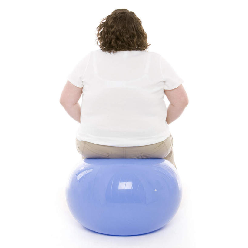 西方人,肥胖,一个人,坐,方图,室内,白天,白色背景,欧洲,欧洲人,仅一个女性,仅一个人,服装,休闲装,背面,衣服,蓝色,仅一个中年女性,休闲,休闲服,健身球,搭,摄影,服饰,影棚,瑜伽球,搭着,肥,胖,女人,女性,中年女性,白种人,坐着,彩图,全身,影棚拍摄,拍摄