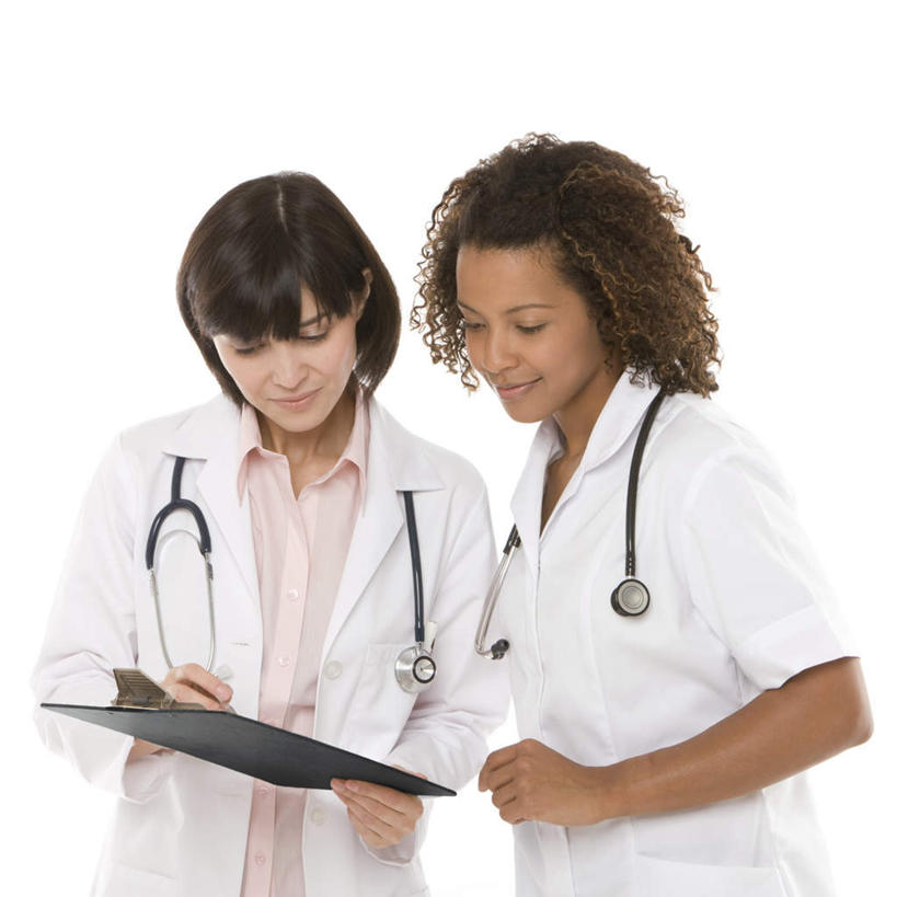 西方人,两个人,同事,医生,站,笑,微笑,露齿笑,方图,室内,白天,白色背景,正面,工作服,制服,成功,合作,团队,集体,信心,欧洲,非洲,黑人,欧洲人,吊挂,握,悬挂,材料,档案,文件,挂,拿,拿着,注视,队伍,听诊器,资料,观察,看,站着,医护人员,医疗人员,握着,摄影,影棚,观看,察看,医疗设备,领导,白大褂,成就,关注,文档,医疗器械,医疗工具,合伙,领袖,工作制服,病历表,检测工具,年轻女性,女人,女性,非洲人,大夫,站立,半身,彩图,影棚拍摄,工作套服,拍摄