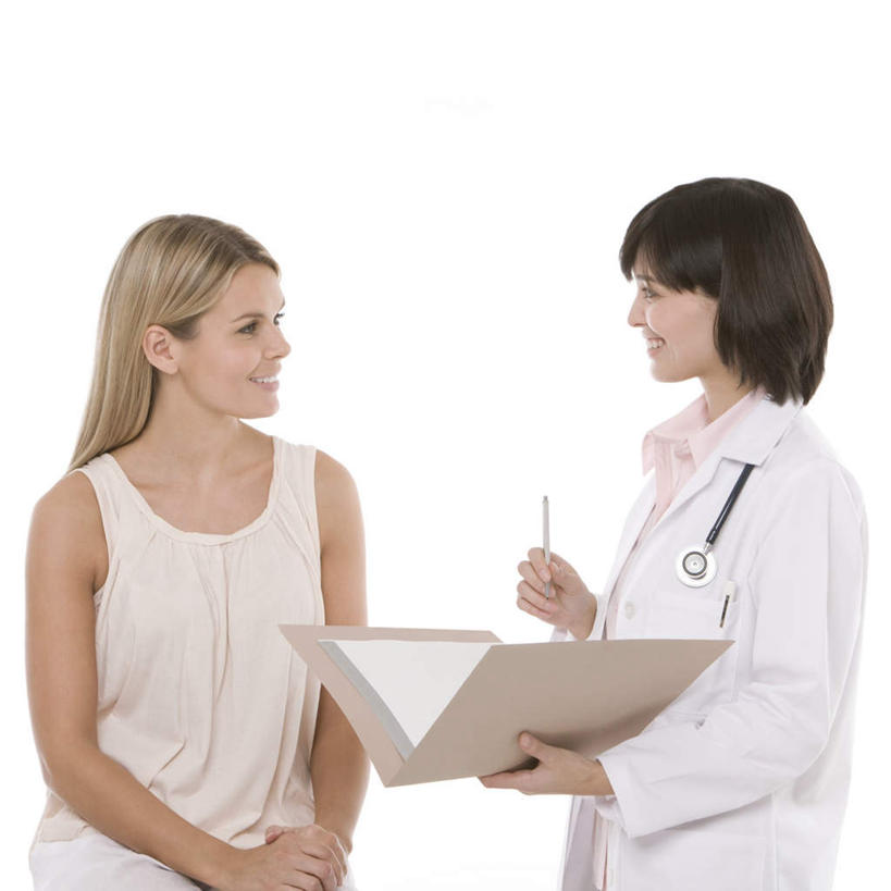 西方人,两个人,医生,病人,站,坐,笑,微笑,露齿笑,方图,室内,白天,白色背景,正面,工作服,制服,欧洲,欧洲人,吊挂,握,悬挂,服装,笔,材料,档案,文件,办公用品,挂,拿,拿着,扭头,注视,休闲装,文具,衣服,听诊器,学习用品,资料,观察,看,站着,转头,医护人员,医疗人员,休闲,休闲服,握着,摄影,服饰,影棚,观看,文具用品,察看,医疗设备,白大褂,关注,文档,医疗器械,医疗工具,工作制服,病历表,检测工具,年轻女性,女人,女性,白种人,大夫,患者,就医者,站立,坐着,半身,彩图,影棚拍摄,工作套服,拍摄