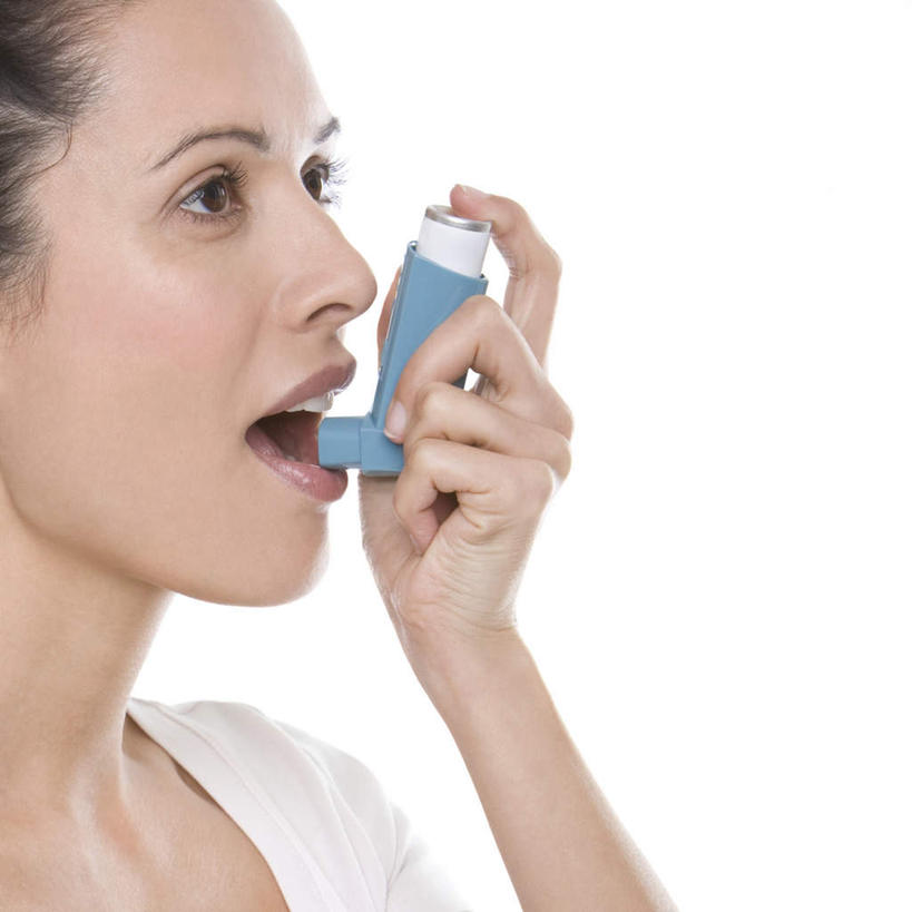 西方人,一个人,站,方图,室内,特写,白天,白色背景,侧面,欧洲,欧洲人,仅一个年轻女性,仅一个女性,仅一个人,握,服装,塑料,拿,拿着,注视,休闲装,衣服,塑料制品,观察,看,站着,张嘴,休闲,休闲服,握着,摄影,服饰,影棚,观看,察看,医疗设备,疾病,关注,医疗器械,张大嘴巴,支气管哮喘,呼吸道疾病,哮踹,雾化吸入器,吸入器,年轻女性,女人,女性,白种人,张开嘴,站立,半身,彩图,影棚拍摄,拍摄