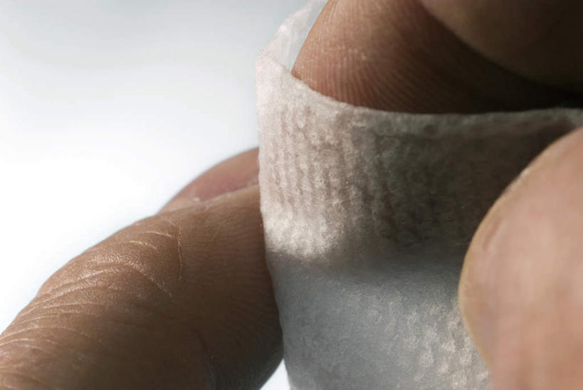 西方人,手,一个人,摸,横图,室内,特写,白天,白色背景,正面,欧洲,欧洲人,仅一个男性,仅一个人,抚摸,仅一个年轻男性,纸巾,手部,手指,摄影,影棚,消毒,男人,男性,年轻男性,白种人,触摸,接触,半身,彩图,影棚拍摄,拍摄