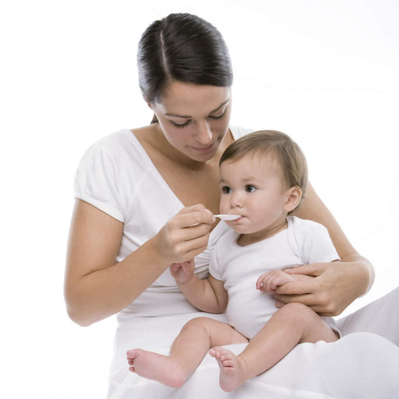 西方人,婴儿,儿童,两个人,家庭,母亲,站,举,抱,方图,室内,白天,白色背景,正面,纯洁,欧洲,欧洲人,握,哺育,勺子,塑料,拿,拿着,注视,小孩,塑料制品,调羹,汤匙,低头,观察,看,托,站着,温暖,温馨,一家人,可爱,母爱,童年,童趣,握着,摄影,活泼,影棚,抱着,观看,和睦,察看,养育,搂着,关注,宝宝,童真,纯真,烂漫,无邪,母婴,哺养,伶俐,天真,年轻女性,女人,女性,白种人,孩子,年轻人,怀抱,举起,举手,举着,搂,搂抱,相抱,向上举,向上伸,向上托,拥抱,站立,半身,彩图,影棚拍摄,拍摄,融洽