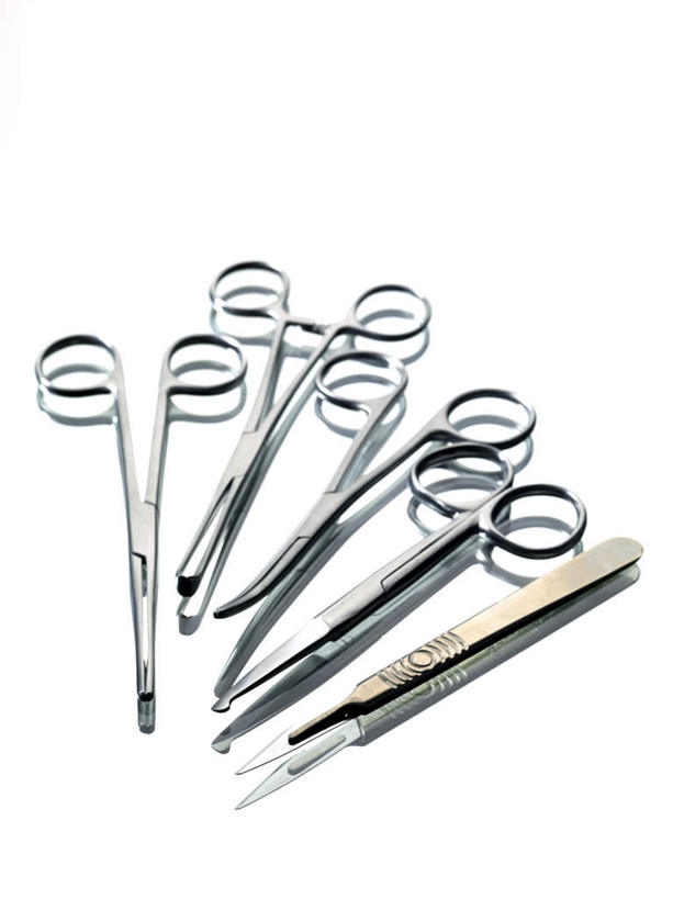 无人,竖图,俯视,室内,特写,白天,白色背景,静物,金属制品,一排,许多,修剪,整齐,金属,工具,剪刀,钳子,排列,摄影,影棚,裁剪,手术工具,剪子,剪裁,切割,队列,手术钳,手术剪,彩图,高角度拍摄,影棚拍摄,拍摄