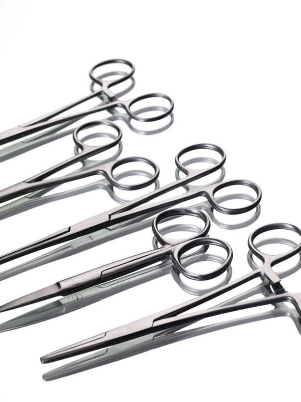 无人,竖图,俯视,室内,特写,白天,白色背景,静物,金属制品,一排,许多,修剪,整齐,金属,工具,剪刀,钳子,排列,摄影,影棚,裁剪,手术工具,剪子,剪裁,切割,队列,手术钳,手术剪,彩图,高角度拍摄,影棚拍摄,拍摄