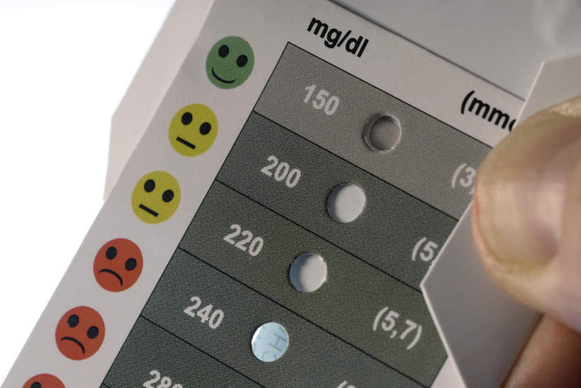 西方人,手,一个人,横图,俯视,室内,特写,白天,白色背景,欧洲,欧洲人,仅一个男性,仅一个人,一排,许多,握,整齐,医学,测试,英文,标志,数字,文字,字符,字母,拿,图像,拿着,标识,排列,仅一个年轻男性,手部,手指,握着,保健,摄影,阿拉伯数字,影棚,英文字母,医疗,生物学,队列,胆固醇,男人,男性,年轻男性,白种人,半身,彩图,高角度拍摄,影棚拍摄,拍摄