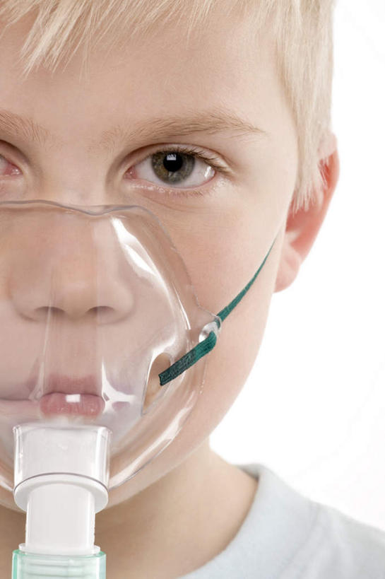 西方人,儿童,脸,头,脸颊,一个人,站,竖图,室内,特写,白天,正面,纯洁,欧洲,欧洲人,仅一个男性,仅一个人,注视,小孩,观察,看,站着,仅一个小孩,氧气罩,可爱,童年,童趣,观看,察看,关注,面罩,童真,烂漫,无邪,天真,男孩,男人,男性,白种人,孩子,头部,脸部,脸蛋,面部,站立,半身,彩图,男生