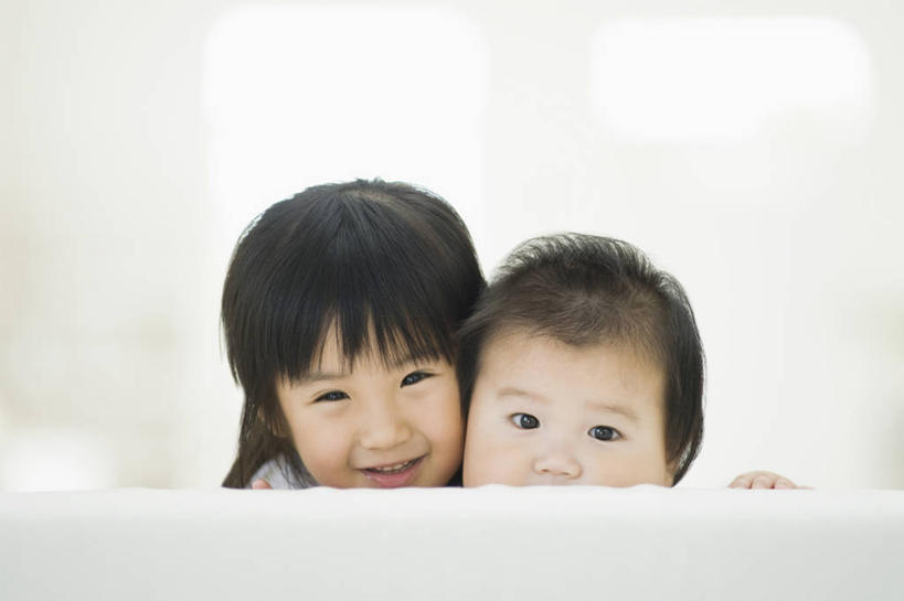 东方人,婴儿,儿童,两个人,家庭,客厅,笑,微笑,露齿笑,横图,室内,白天,正面,纯洁,沙发,亚洲,依偎,注视,黄种人,小孩,观察,看,靠,靠着,倚靠,温暖,温馨,一家人,可爱,童年,童趣,观看,和睦,察看,起居室,倚着,关注,宝宝,布艺沙发,童真,烂漫,无邪,依附,依赖,投靠,客堂,天真,女孩,女人,女性,亚洲人,半身,彩图,融洽,女生