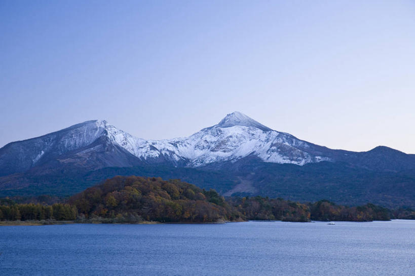 无人,横图,室外,白天,正面,旅游,度假,湖,湖泊,火山,美景,森林,山,山脉,树林,水,植物,日本,亚洲,阴影,波纹,光线,影子,湖面,景观,山顶,山峰,水流,水面,涟漪,山峦,娱乐,树,树木,蓝色,绿色,蓝天,水纹,天空,阳光,自然,波浪,湖水,群山,天,享受,休闲,景色,放松,生长,晴朗,成长,自然风光,东亚,本州,万里无云,本州岛,日本国,水晕,东北地方,福岛,福岛县,颠峰,极峰,活火山,晴空,晴空万里,彩图,磐梯山