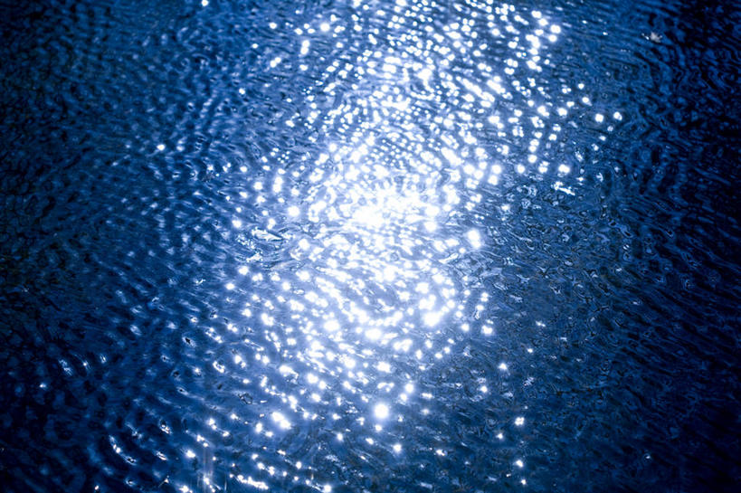 无人,横图,俯视,室外,特写,白天,河流,美景,水,阴影,朦胧,模糊,光线,影子,河水,景观,水流,阳光,自然,景色,明亮,波光粼粼,自然风光,彩图,高角度拍摄,光斑,现象,谱斑