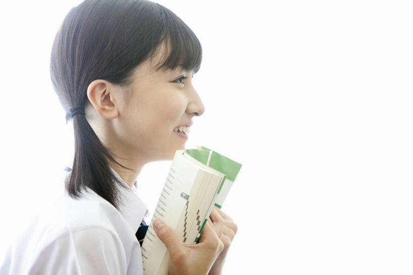 东方人,脸,头,脸颊,手,一个人,学生,站,笑,微笑,露齿笑,横图,室内,特写,白天,白色背景,侧面,衬衫,制服,书籍,亚洲,双手,仅一个年轻女性,仅一个女性,仅一个人,一本,握,阴影,服装,装饰,反射,头饰,影子,领带,注视,黄种人,肩膀,黑色,发饰,饰品,书本,观察,看,站着,辫子,手部,校服,握着,摄影,影棚,观看,华丽,修饰,点缀,察看,关注,头绳,配饰,学生服,衬托,美观,雅致,雅观,年轻女性,女人,女性,亚洲人,头部,长发,直发,脸部,脸蛋,面部,书,图书,站立,半身,彩图,影棚拍摄,衬衣,拍摄,日本校服,发绳,发