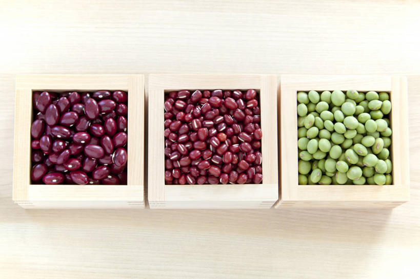 无人,横图,俯视,室内,特写,白天,爱情,植物,桌面,桌子,豆,蔬菜,一堆,一排,许多,阴影,堆叠,堆积,新鲜,整齐,并列,并排,反射,木制,木盒,影子,豆类,豆子,红豆,食品,相思豆,很多,食物,排列,三个,红色,木制品,容器,摄影,冬青,有机食品,绿色食品,影棚,储藏,堆,储存,队列,绿豆,平行,赤豆,豆科,青小豆,相思,红小豆,彩图,高角度拍摄,影棚拍摄,拍摄,贮存