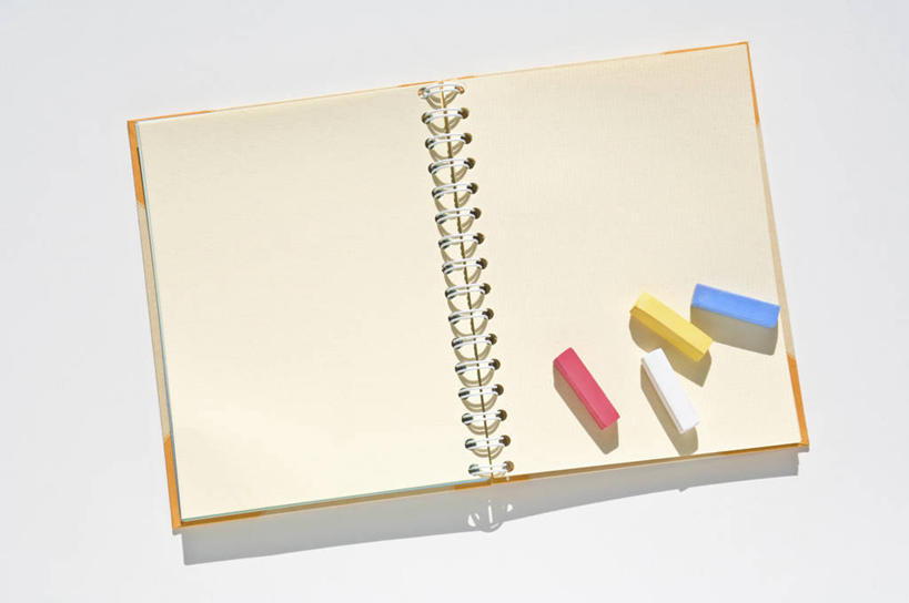 无人,横图,俯视,室内,特写,白天,白色背景,静物,阴影,反射,笔,蜡笔,影子,办公用品,素描本,文具,一个,黄色,红色,蓝色,白色,本子,学习用品,四支,摄影,影棚,单个,文具用品,彩图,高角度拍摄,影棚拍摄,拍摄,速写本,画画本,绘图本,手绘本,涂鸦本