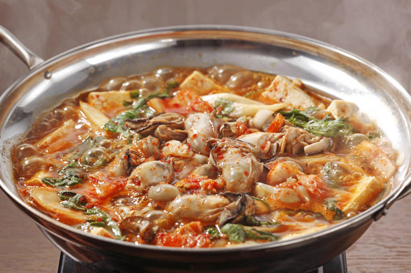 豆腐,泡菜,无人,横图,俯视,室内,特写,白天,烹饪,水,餐桌,桌子,蔬菜,厨具,金属制品,一堆,许多,阴影,堆叠,堆积,新鲜,反射,金属,炖锅,锅子,液体,影子,水滴,料理,食品,很多,韩式,锅,火锅,菜肴,美食,食物,佳肴,有机食品,绿色食品,餐台,锅具,堆,豆制品,韩国料理,韩国菜,韩式料理,烹饪用具,韩国泡菜,暖锅,烹调用具,烹调,彩图,高角度拍摄,韩式泡菜火锅,泡菜火锅