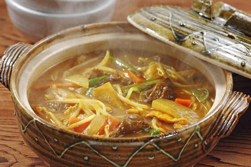 咖哩,无人,横图,俯视,室内,特写,白天,烹饪,雾,桌面,桌子,厨具,阴影,沸腾,朦胧,模糊,反射,木制,蒸汽,锅子,砂锅,影子,陶瓷,调料,肉,日本料理,牛肉,料理,食品,陶瓷制品,水蒸气,雾气,调味品,调味料,锅,咖喱,菜肴,美食,肉类,食物,木制品,容器,碗,日式料理,日式,佳肴,锅具,储藏,气体,储存,肉食,烹饪用具,蒸发,寿喜锅,烹调用具,烹调,彩图,高角度拍摄,牛肉火锅,贮存