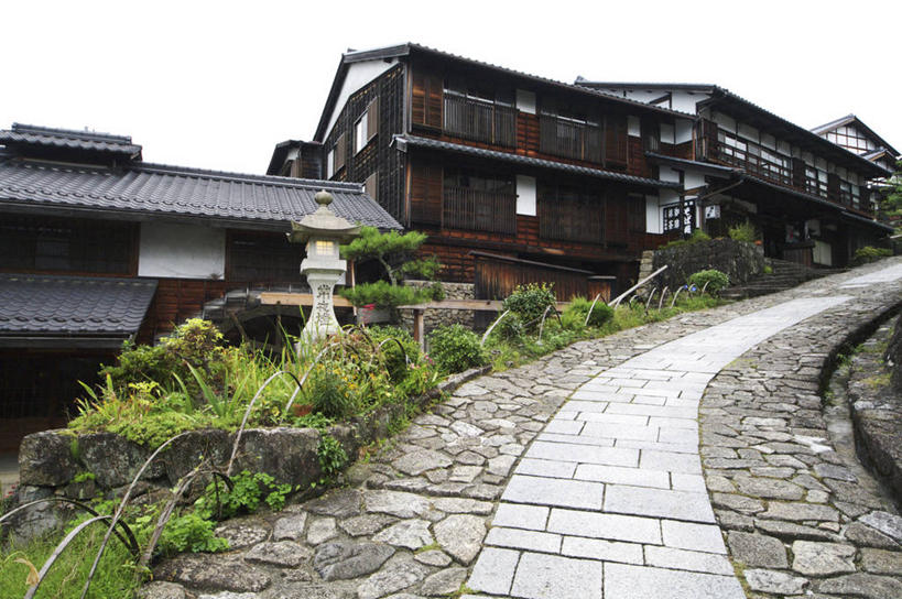 无人,宾馆,家,横图,室外,白天,仰视,度假,美景,城市风光,城市,道路,路,照明,日本,亚洲,阴影,光线,影子,房屋,屋子,景观,小路,灯光,交通,娱乐,楼房,住宅,灯,阳光,灯具,享受,休闲,瓦房,景色,放松,照亮,照明设备,东亚,本州,本州岛,日本国,中部地方,岐阜,岐阜县,彩图,低角度拍摄,房子,客店,客栈,旅店,旅馆,旅舍,汽车旅馆,石灯