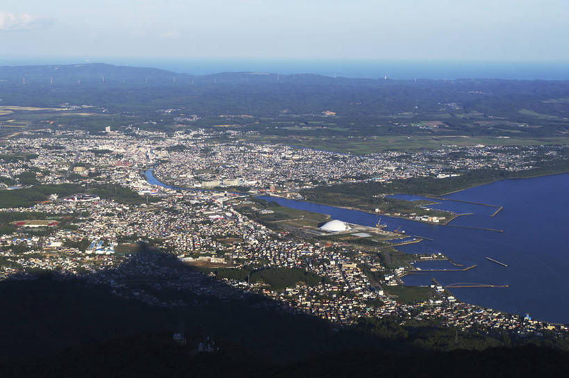 无人,家,横图,俯视,航拍,室外,白天,旅游,度假,海浪,海洋,美景,森林,沙滩,树林,植物,城市风光,城市,建筑,日本,亚洲,阴影,光线,沙子,影子,房屋,屋子,海岸,景观,浪花,水平线,云,云朵,公寓,建筑群,辽阔,海平线,沙地,云彩,娱乐,建设,洋房,楼房,住宅,树,树木,蓝色,绿色,白云,蓝天,天空,阳光,自然,海水,天,享受,休闲,广阔,景色,放松,生长,晴朗,成长,一望无际,鸟瞰,海景,东亚,本州,本州岛,日本国,青森,青森县,东北地方,无边无际,一马平川,大海,风浪,海,海水的波动,海滩,近岸浪,涌浪,晴空,彩图,高角度拍摄,房子,下北半岛,下北郡,陆奥市,水天相接,水天一线