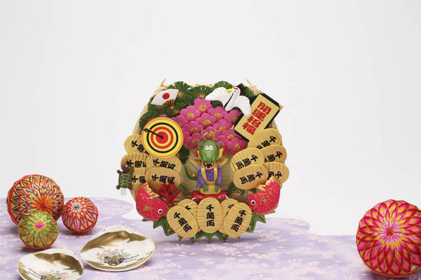 无人,站,横图,室内,特写,白天,白色背景,正面,民族服装,游戏,成功,玩具,雕塑,春节,和服,节日,庆祝,日本文化,艺术,装饰,龙,标志,雕刻,雕像,文字,纸,字符,便签,球状,玩,注视,文化,娱乐,标识,传统,十二生肖,球,一只,陀螺,线球,工艺品,观察,看,祈祷,站着,庆典,休闲,健康,球体,属相,汉字,益智,许愿,摄影,宗教,服饰,生肖,信仰,影棚,观看,活动,纪念,祈求,美术,察看,发泄,高贵,关注,消遣,智力,中文,主题,图腾,传说,陈列,吴服,唐草,唐花,唐锦,功能,美学,宣泄,陀罗,干乐,冰尜,打老牛,独乐,国文,华文,祥瑞,手鞠,手毬,灵兽,兽历,权势,尊荣,平安,幸运,玩耍,嬉戏,站立,彩图,全身,影棚拍摄,传统服装,民俗服,拍摄,许愿签