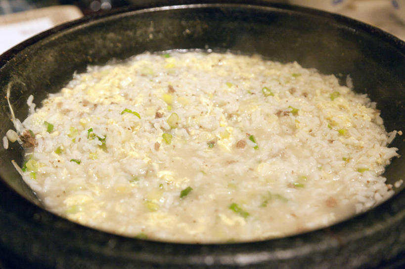 米饭,无人,横图,俯视,室内,特写,白天,烹饪,厨具,阴影,朦胧,模糊,反射,锅子,砂锅,影子,陶瓷,料理,食品,陶瓷制品,饭,韩式,锅,菜肴,美食,食物,佳肴,锅具,五谷,韩国料理,韩国菜,韩式料理,烹饪用具,烹调用具,烹调,彩图,高角度拍摄