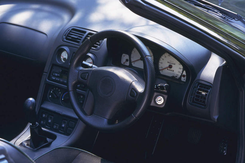 无人,横图,俯视,室外,特写,白天,机器,仪器,汽车,阴影,光线,标志,数字,文字,影子,字符,指针,设备,标识,车,阳光,方向盘,交通工具,轿车,驾驶,行驶,阿拉伯数字,控制,仪表盘,驾驶座,变速杆,彩图,高角度拍摄