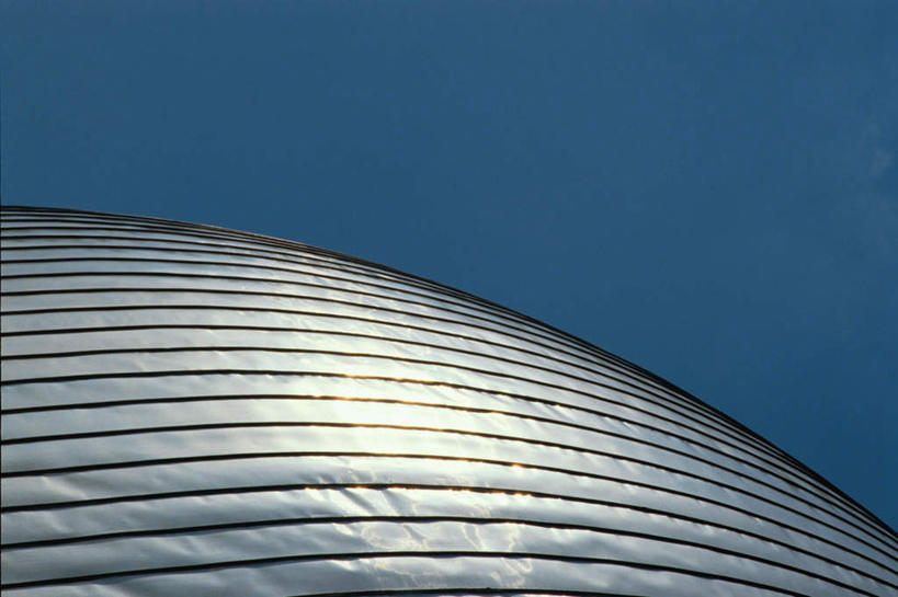 无人,高楼大厦,横图,室外,白天,仰视,度假,美景,城市风光,标志建筑,城市,大厦,地标,建筑,摩天大楼,金属,屋顶,景观,云,云朵,云彩,顶棚,娱乐,建设,圆顶,蓝色,白云,蓝天,天空,天,享受,休闲,景色,放松,彩图,低角度拍摄,大楼,高层建筑,高楼,摩天楼