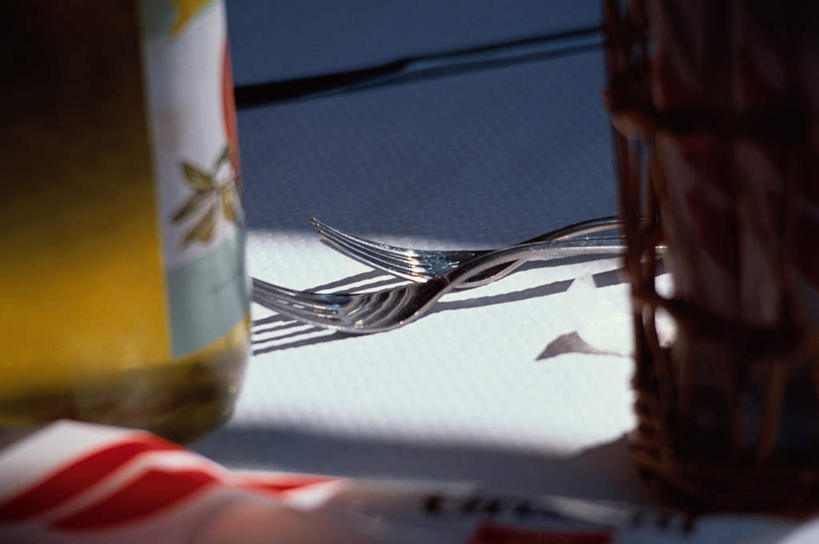 无人,横图,室内,白天,正面,桌面,桌子,餐具,阴影,光线,金属,叉子,刀叉,刀子,影子,两把,玻璃制品,阳光,玻璃瓶,瓶子,餐刀,餐叉,进餐用具,烹调用具,彩图