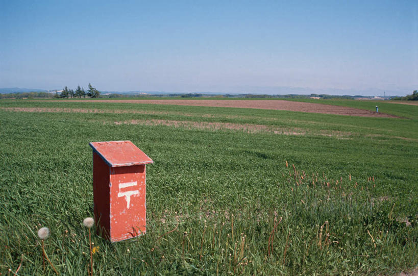 无人,横图,室外,白天,正面,旅游,度假,科技,草地,草坪,美景,植物,传递,网络,信息,标志,符号,数字,文字,邮件,地平线,景观,辽阔,地面,联系,娱乐,标识,邮筒,邮箱,草,一个,红色,蓝色,绿色,蓝天,天空,自然,天,享受,休闲,广阔,景色,放松,联络,邮递,通信,创意,单个,信件,一望无际,自然风光,延伸,邮政,天地相交,无边无际,一马平川,彩图